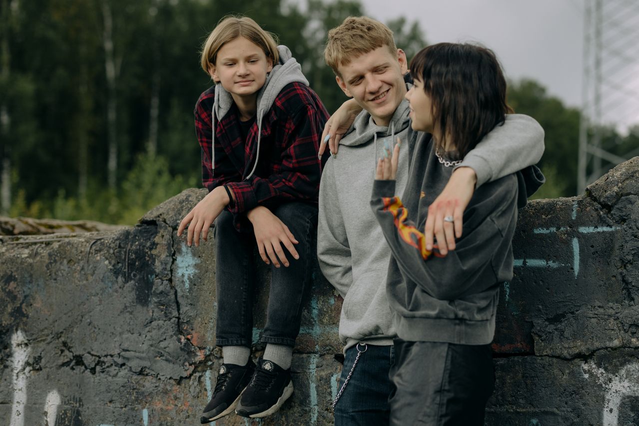 The world of teenagers: relationships with peers and adults