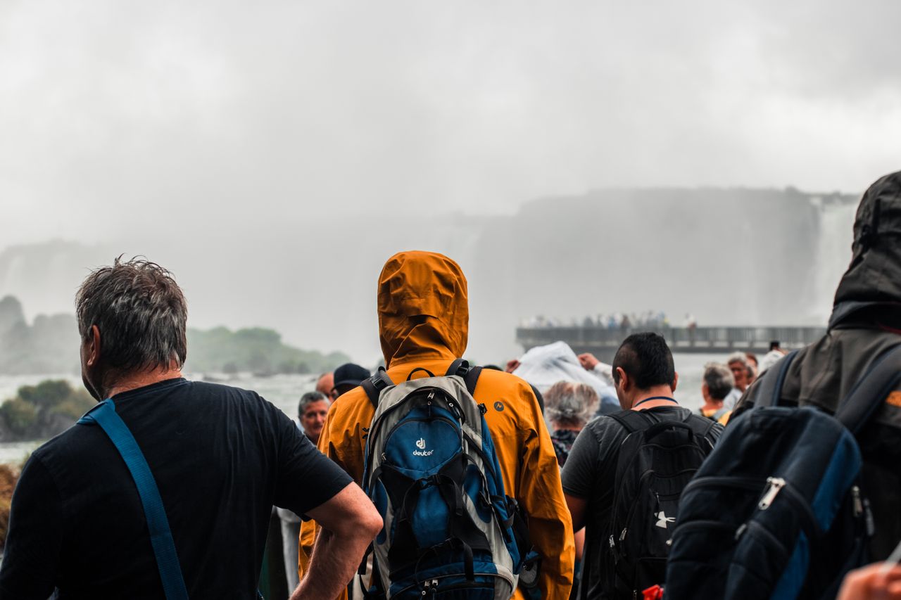 Advantages and disadvantages of individual and group travel