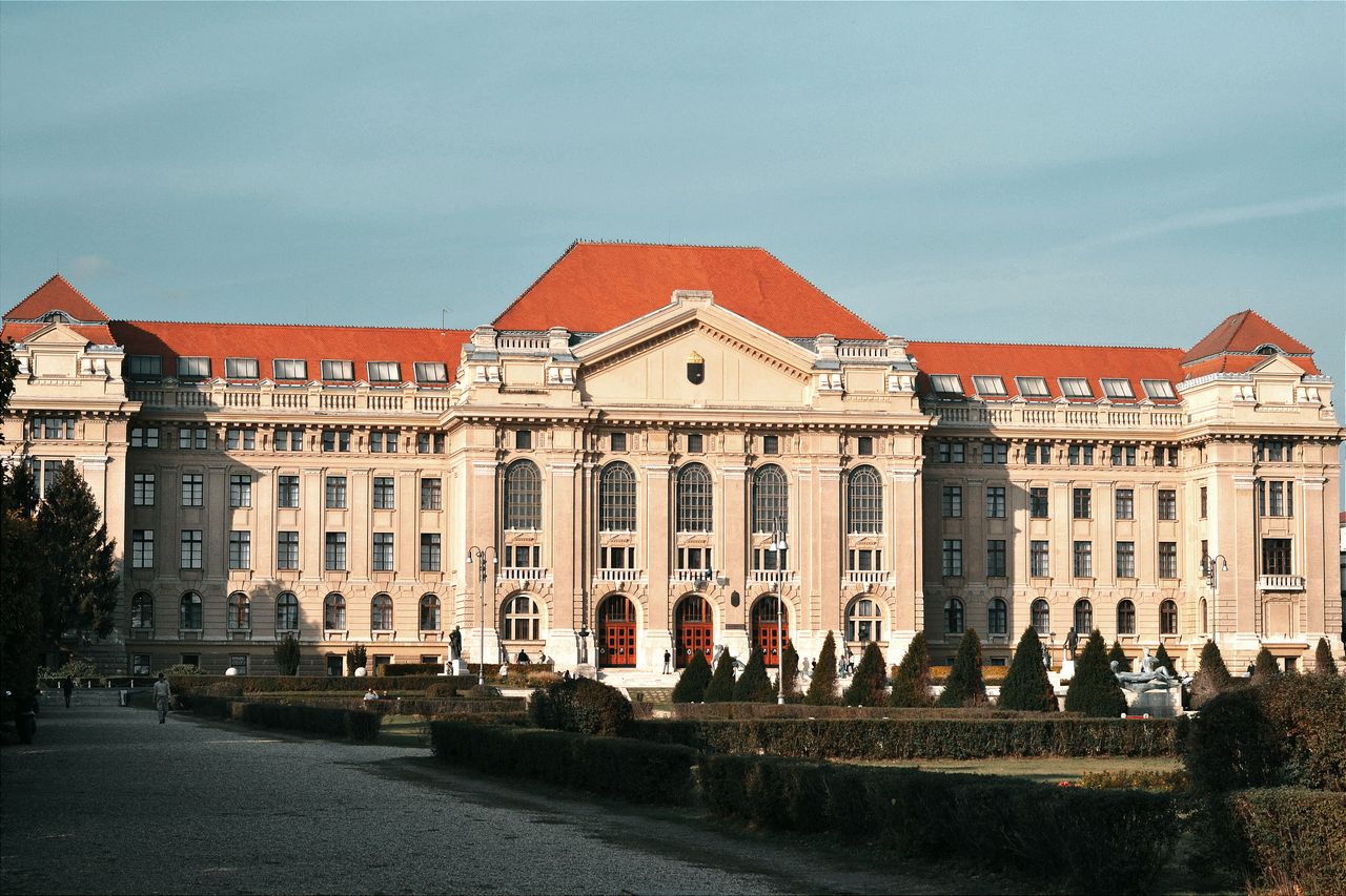 Types of schools and school systems in Hungary and other countries