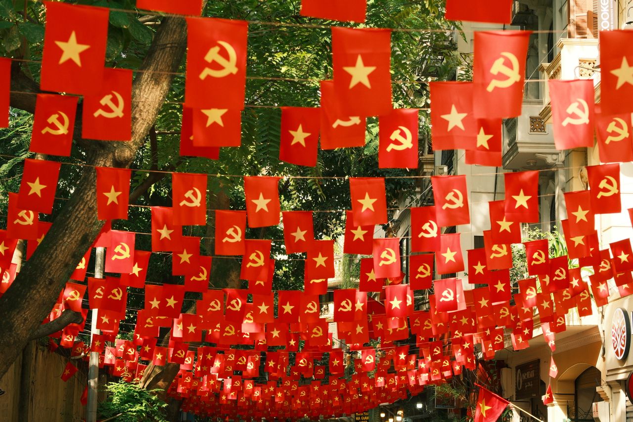 Capitalism vs Communism: Two Ways to Organize Economy and Society